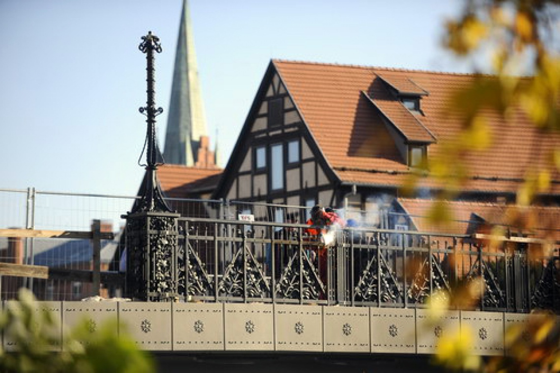 Montowanie stylowych balustrad na moście w Bydgoszczy, fot. bydgoszcz.pl Stylowe balustrady na bydgoskich mostach
