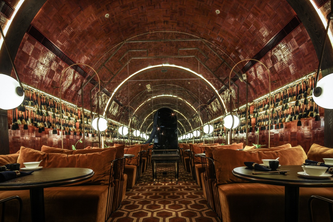 Restauracja Mott 32 w Hong Kongu, projekt Joyce Wang Studio, fot. Edmon Leong Restauracja Mott 32 - światowe wnętrze roku od Joyce Wang Studio