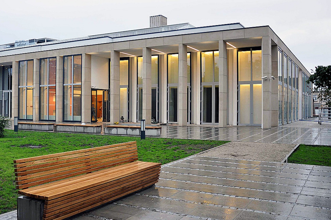 Ratusz - Zduńskowolskie Centrum Integracji, projekt i fot.: 90 Architekci Nieoczekiwana funkcja Ratusza: modernistyczny projekt 90 Architekci