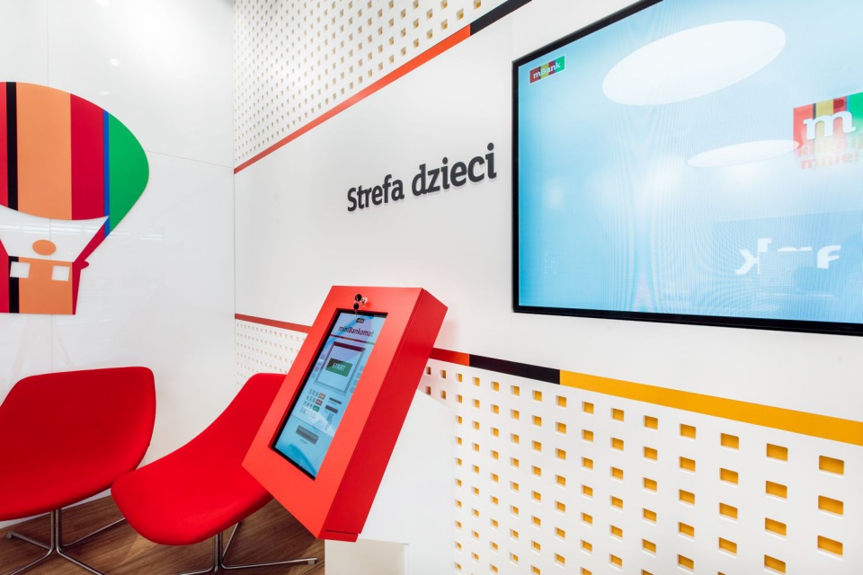 nowy koncept mBank, ARS Retail Shopfitting (22).jpg Interaktywny, butikowy koncept mBanku według projektu ARS Retail+Shopfitting