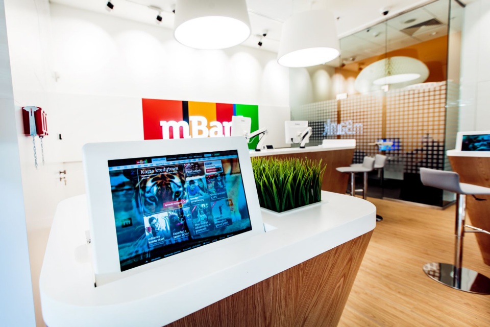nowy koncept mBank, ARS Retail Shopfitting (19).jpg Interaktywny, butikowy koncept mBanku według projektu ARS Retail+Shopfitting