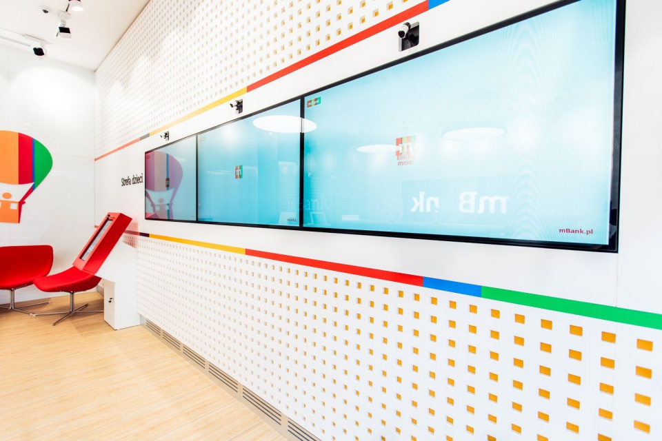 nowy koncept mBank, ARS Retail Shopfitting (16).jpg Interaktywny, butikowy koncept mBanku według projektu ARS Retail+Shopfitting