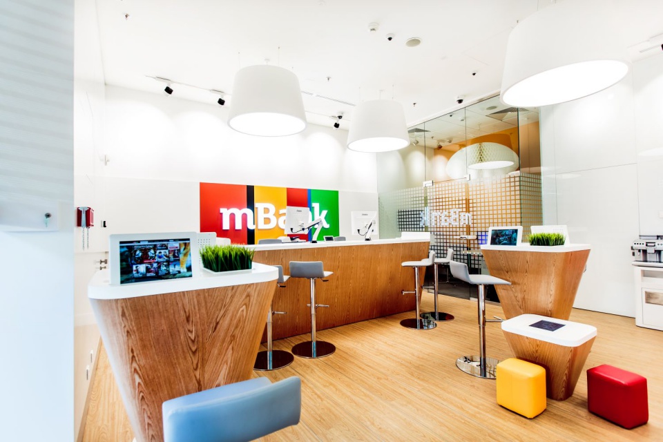 nowy koncept mBank, ARS Retail Shopfitting (13).jpg Interaktywny, butikowy koncept mBanku według projektu ARS Retail+Shopfitting