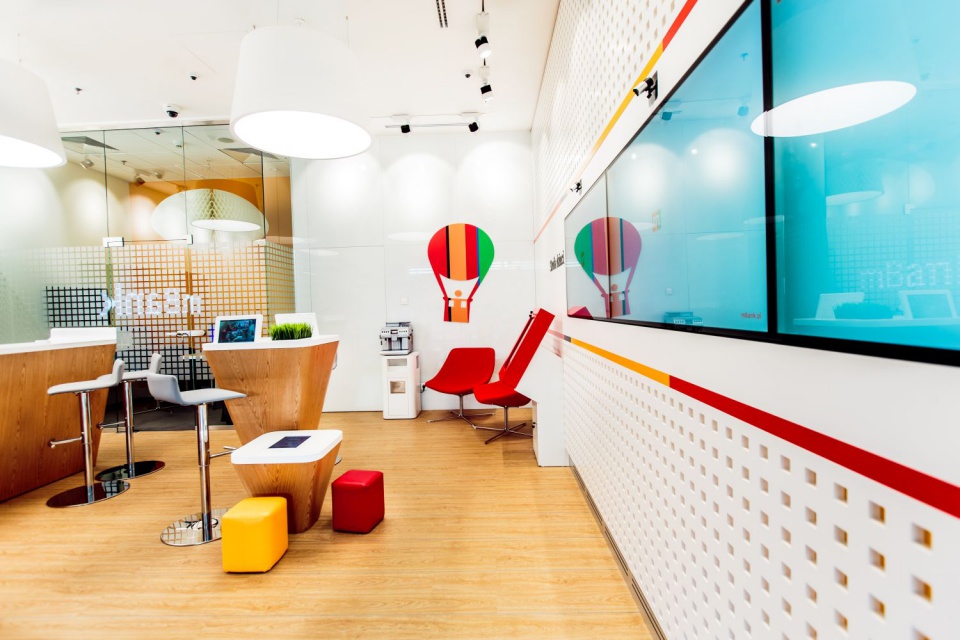 nowy koncept mBank, ARS Retail Shopfitting (12).jpg Interaktywny, butikowy koncept mBanku według projektu ARS Retail+Shopfitting