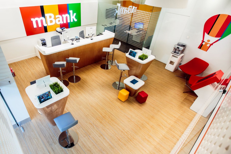 nowy koncept mBank, ARS Retail Shopfitting (10).jpg Interaktywny, butikowy koncept mBanku według projektu ARS Retail+Shopfitting
