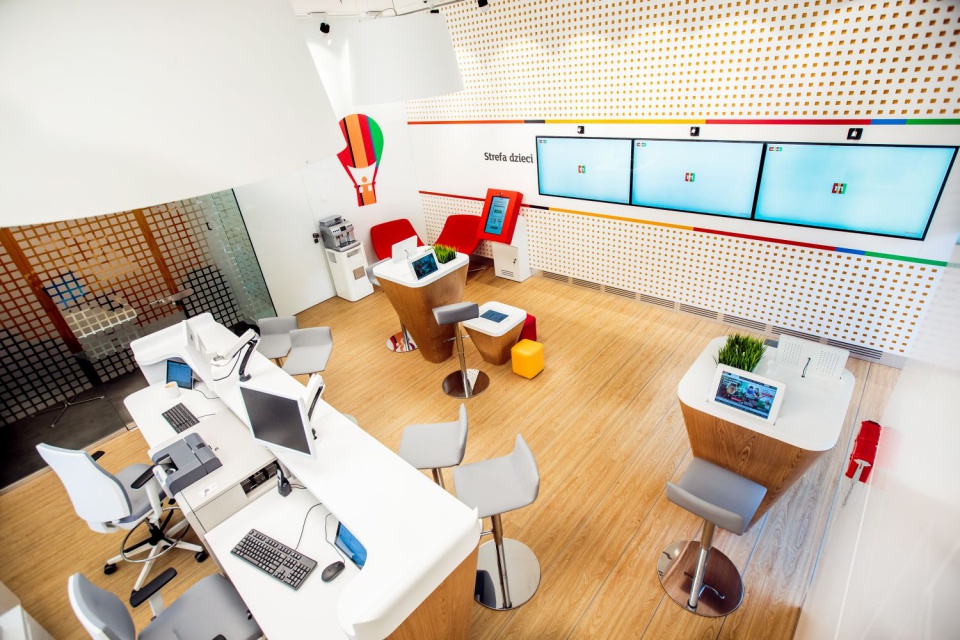 nowy koncept mBank, ARS Retail Shopfitting (9).jpg Interaktywny, butikowy koncept mBanku według projektu ARS Retail+Shopfitting