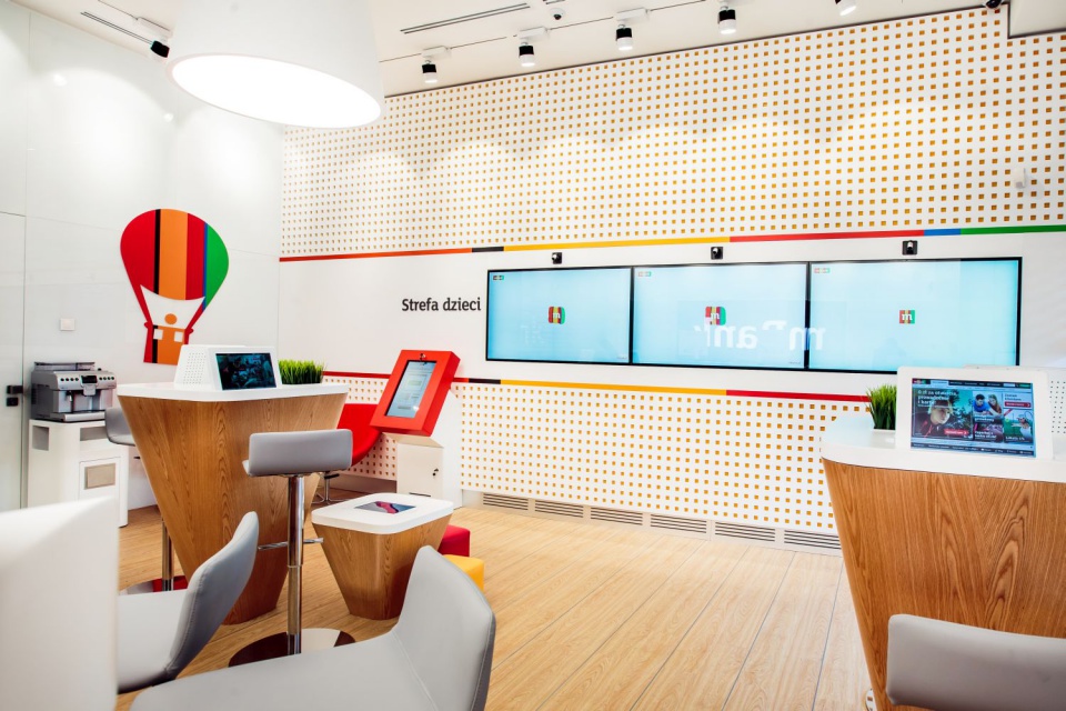 nowy koncept mBank, ARS Retail Shopfitting (8).jpg Interaktywny, butikowy koncept mBanku według projektu ARS Retail+Shopfitting