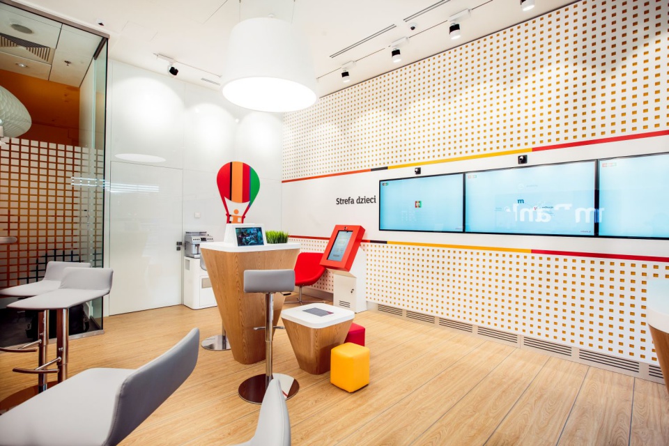 nowy koncept mBank, ARS Retail Shopfitting (7).jpg Interaktywny, butikowy koncept mBanku według projektu ARS Retail+Shopfitting