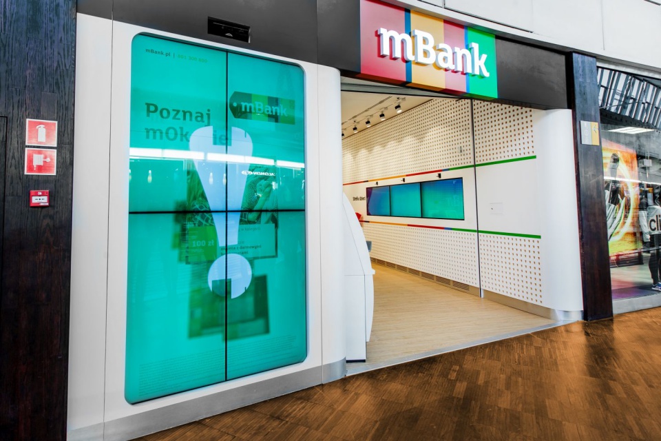 nowy koncept mBank, ARS Retail Shopfitting (3).jpg Interaktywny, butikowy koncept mBanku według projektu ARS Retail+Shopfitting