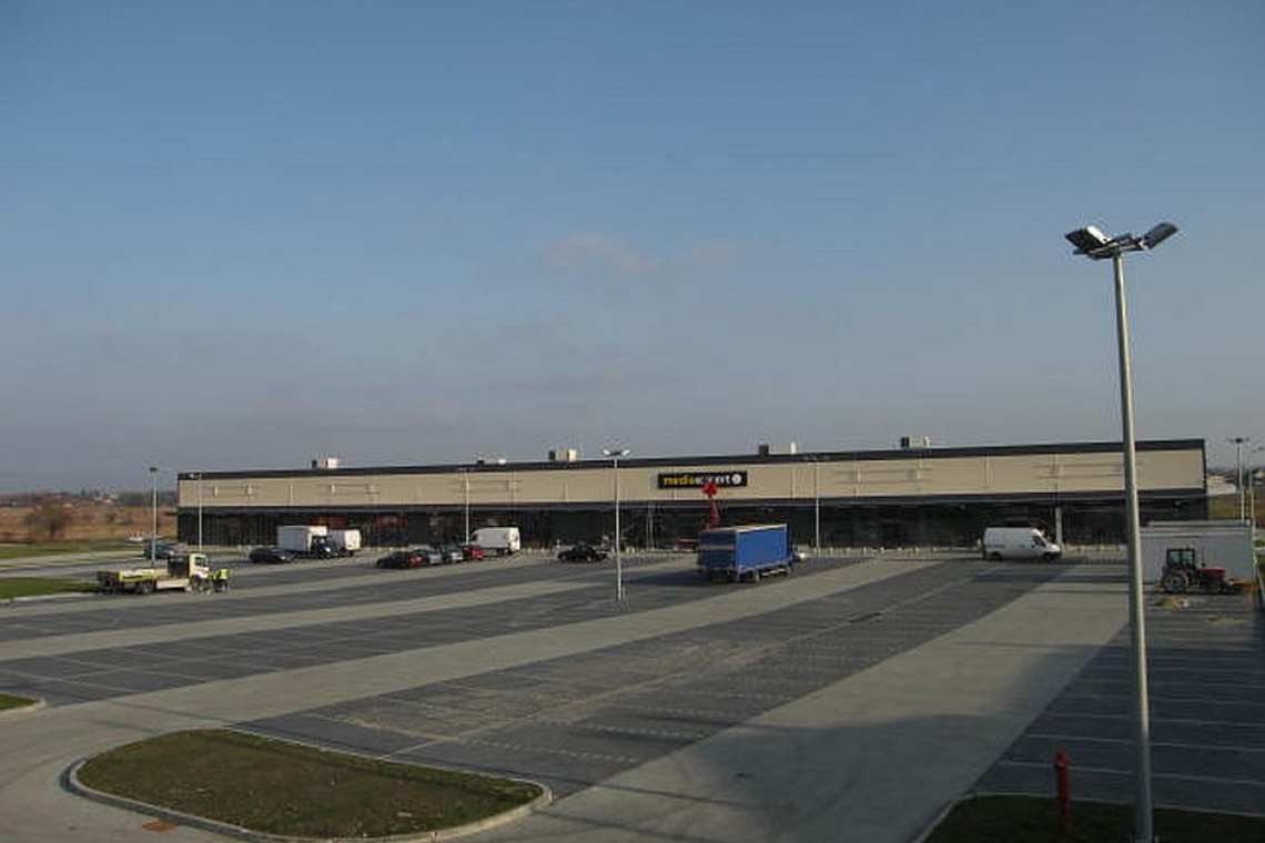 fot. Park handlowy Miejsce Piastowe k. Krosna Miejsce Piastowe projektu B.P. Niebudek z pozwoleniem na użytkowanie