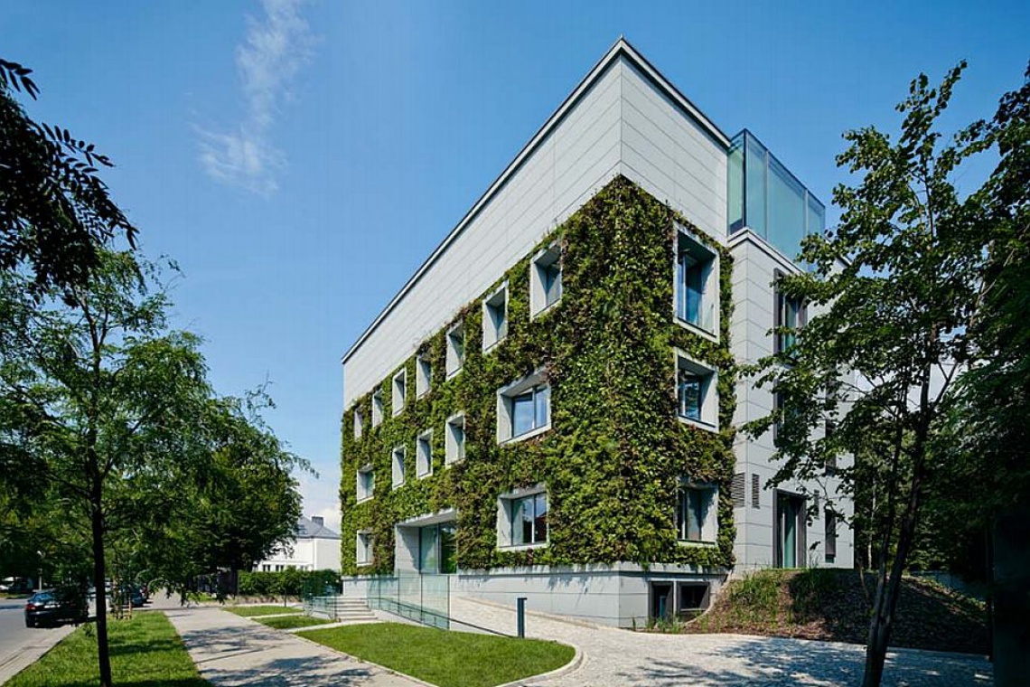 Ogród pionowy na elewacji przedwojennej willi - po modernizacji - Fundacja na Rzecz Nauki Polskiej. Projekt FAAB Architektura, fot. Bartłomiej Senkowski Pionowy ogród na elewacji przedwojennej willi od FAAB Architektura