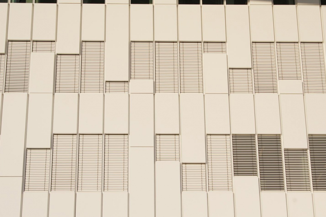 fot. Zewnętrzne żaluzje okienne Hunter Douglas Zewnętrzne żaluzje okienne w kolorze