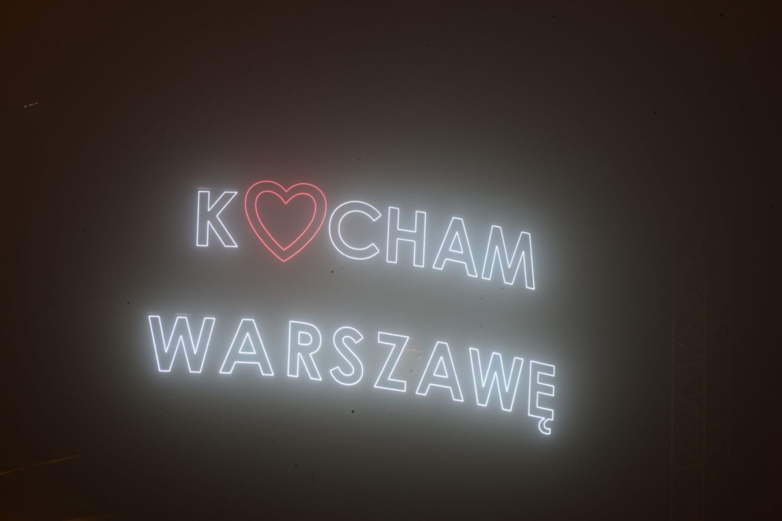 Warsaw Spire, fot. Ghelamco Wielki napis Kocham Warszawę na wieży Warsaw Spire