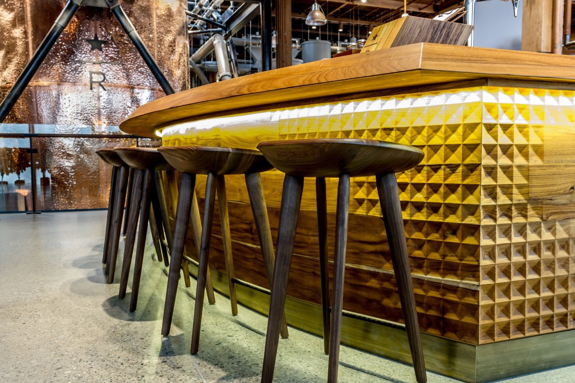 Starbucks Reserve® Roastery and Tasting Room Inteligentne szkło, gięte drewno - kawowe inspiracje Liz Muller