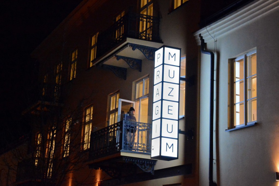 Szyld muzeum, fot. Grażyna Kułakowska, Muzeum Warszawskiej Pragi, Muzeum Warszawskiej Pragi z szyldem projektu 307kilo