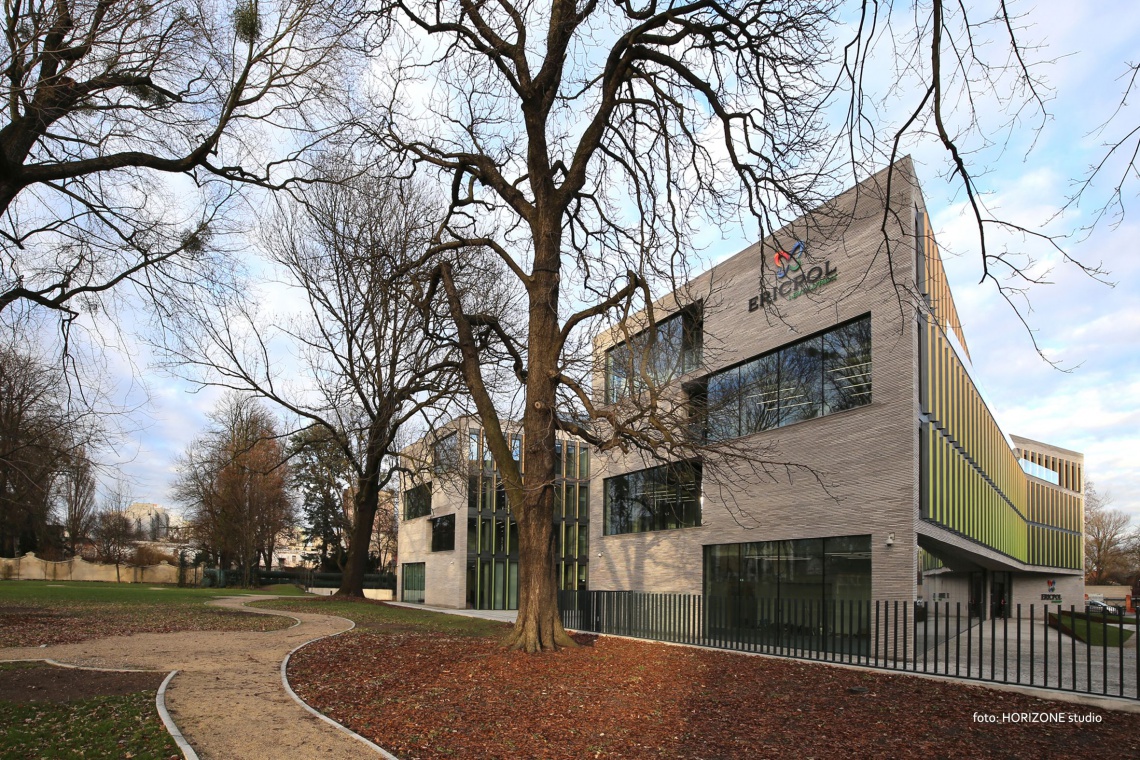 Ericpol Software Pool, Horizone Studio Elewacja z 60 tysięcy ręcznie formowanych cegieł - projekt: Horizon Studio