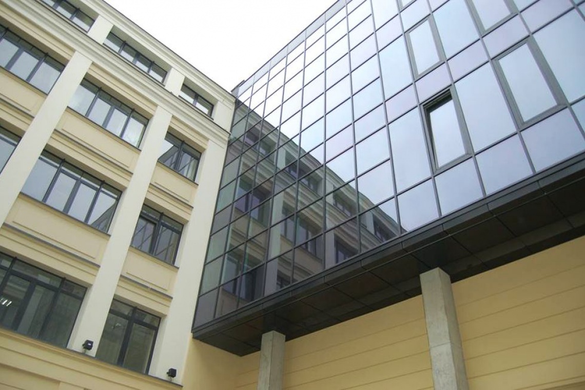fot. Nowa, szklana nadbudowa - Dzielna 60 Warszawski kompleks Dzielna 60 już na finiszu