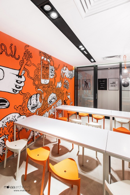 Biuro firm FreshMail i Opcom, fot. Mokaa Architekci W biurach kolorystyka ma wielkie znaczenie