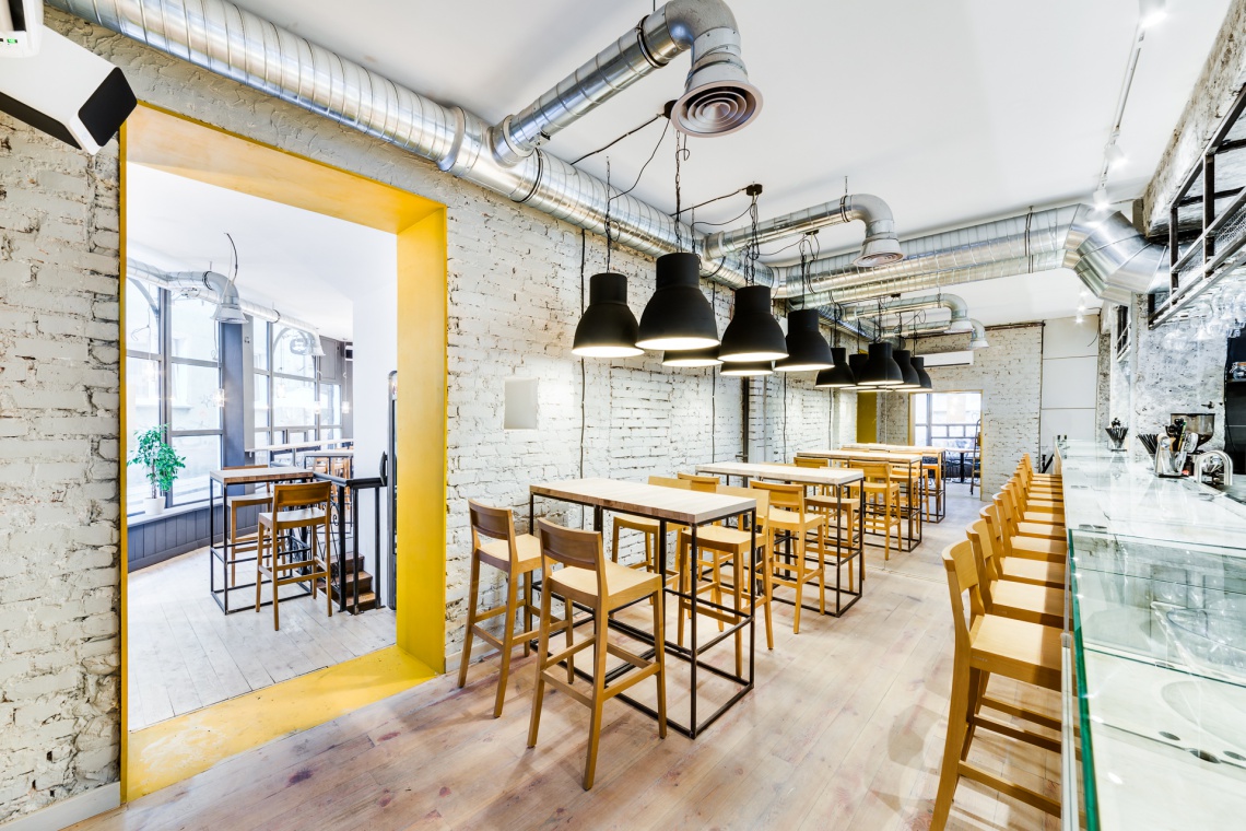Cafe Bisto Bar "Le Chef", projekt 3XA, fot. Stanisław Zajączkowski Minimalistyczny styl z żółtym motywem - Cafe Bistro Le Chef od 3XA