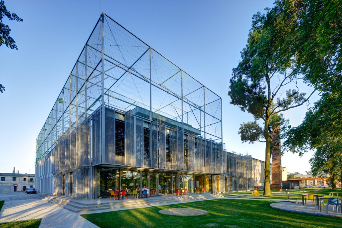 Fala Park Rodzinne Centrum Sportów i Rekreacji Wolsztyn zaprojektowane przez PL.architekci, fot. Bartosz Makowski W starą tkankę wkomponowali nowoczesne centrum - Fala Park