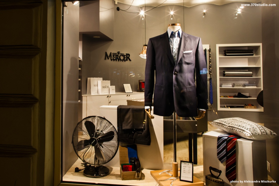 Warszawski butik marki Mercer, fot. 370studio Eleganckie wnętrze i stylowe garnitury - 370studio dla marki Mercer