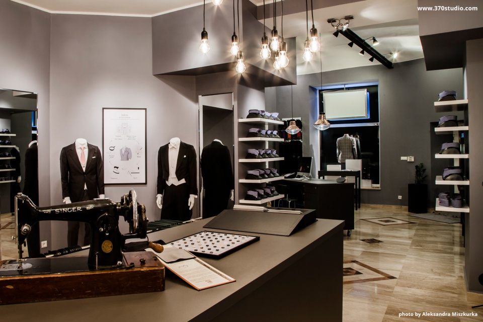 Warszawski butik marki Mercer, fot. 370studio Eleganckie wnętrze i stylowe garnitury - 370studio dla marki Mercer