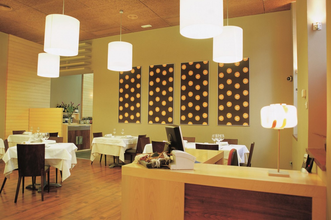fot. Uczta dla oczu…zapewne właśnie taka idea przyświecała D. Xavier’owi Martin’owi podczas projektowania restauracji Canela y Clavo w hiszpańskiej miejscowości Xativa W tych obiektach panele akustyczne zastosowano w twórczy sposób