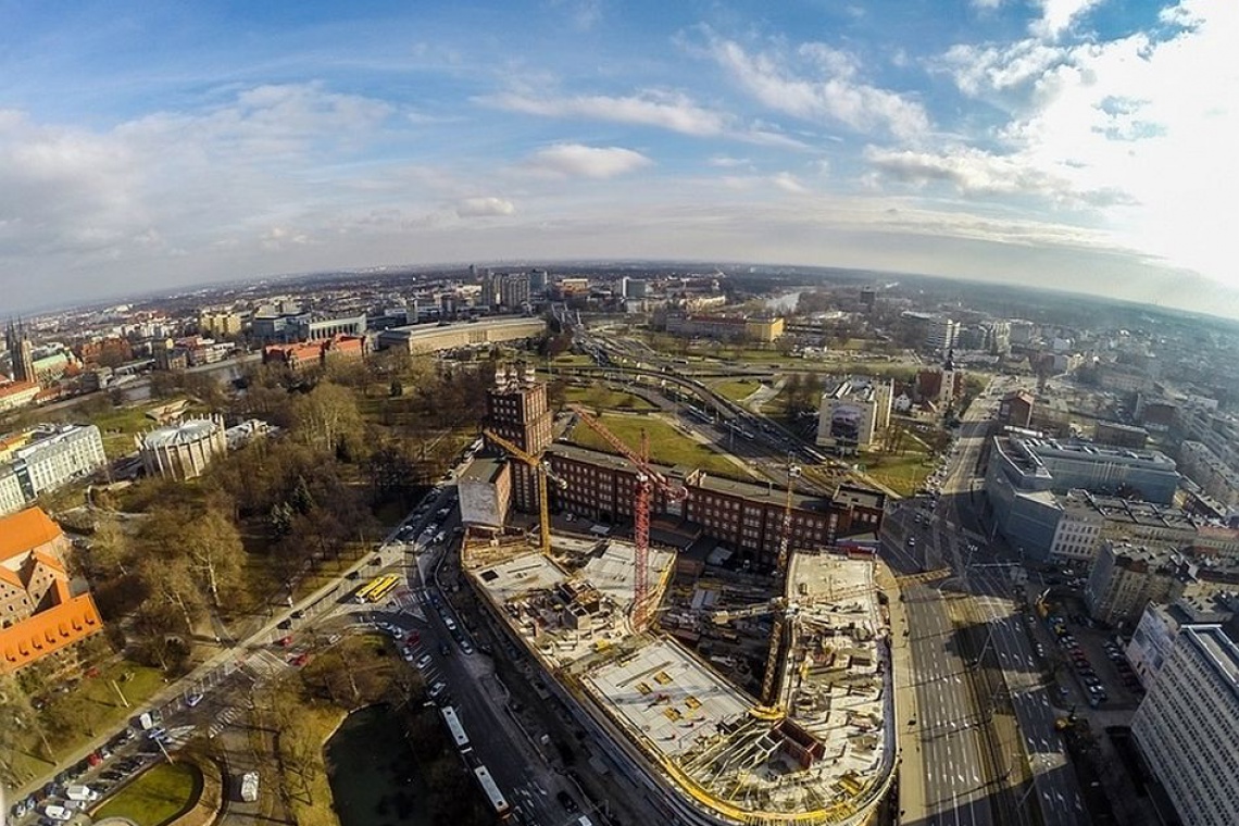Zdjęcie budowy OVO Wrocław z lotu ptaka OVO Wrocław sięga już piątego, przedostatniego piętra