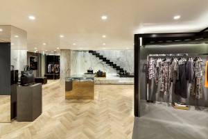 Flagowy salon Givenchy projektu Piuarch to błyszczące czarne pudełeczko