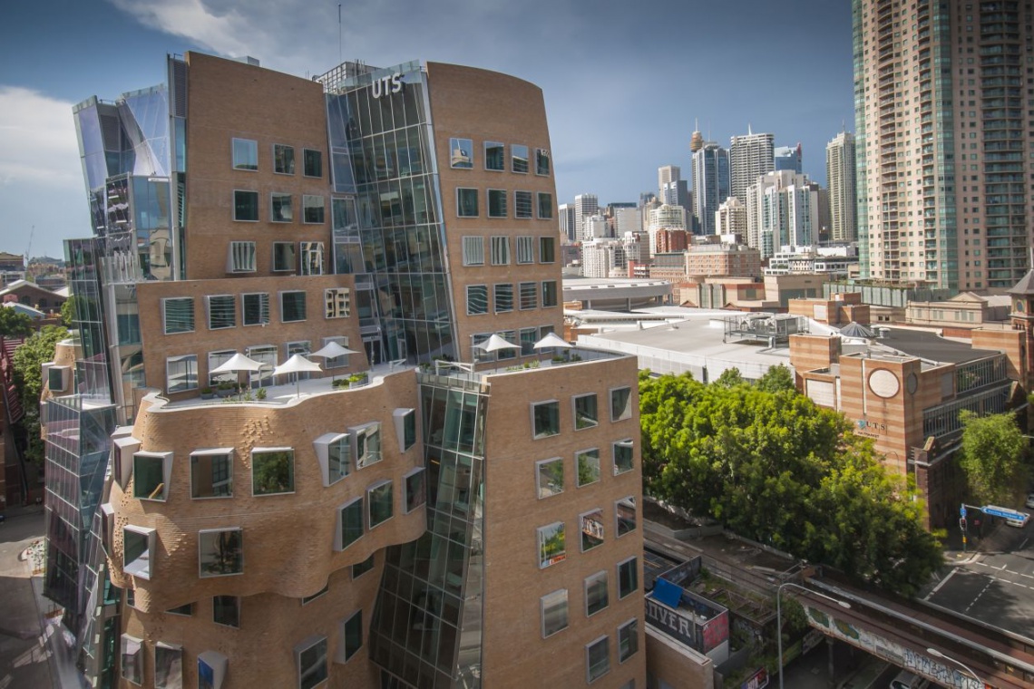 Dr Chau Chak Wing Building, projekt Frank Gehry, fot. Andrew Worssam Niezwykły kształt budynku od Franka Gehry'ego - przypomina pogniecioną torbę?