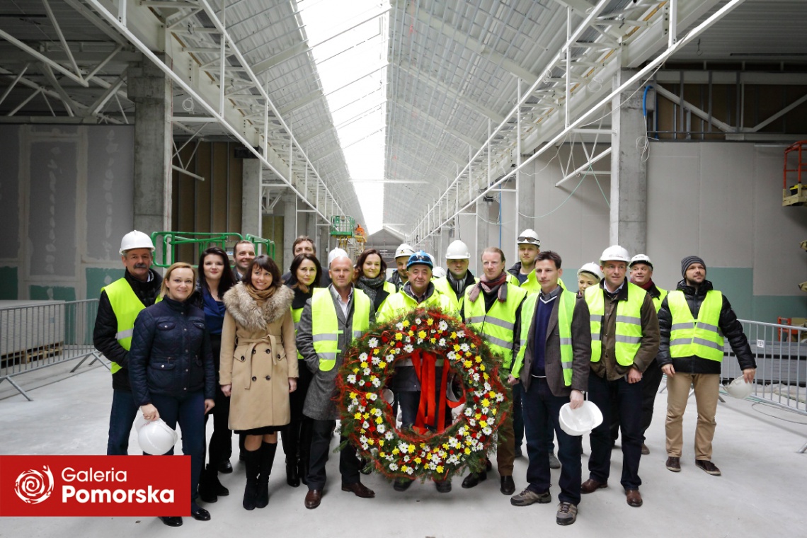 Przedstawiciele firm zaangażowanych w rozbudowę Galerii Pomorskiej Nad nową częścią Galerii Pomorskiej zawisła wiecha