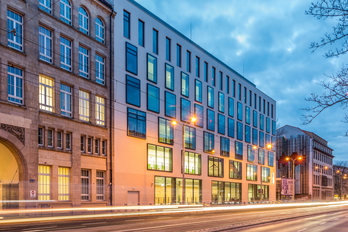 Ogólnokształcąca Szkoła Muzyczna I i II stopnia im. Karola Szymanowskiego we Wrocławiu, fot. Maciej Lulko Zobacz lekką bryłę szkoły muzycznej projektu Maćków Pracownia Projektowa