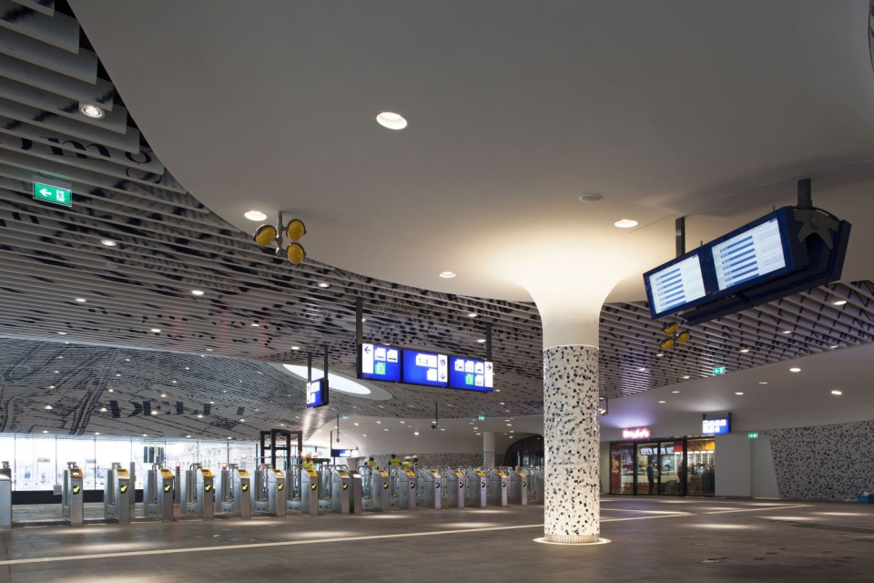 Wnętrze hali dworcowej w Delft. Proj. i fot. Mecanoo. Hałas na dworcu - jak sobie z nim radzić? Zobacz na przykładzie holenderskiego Delft