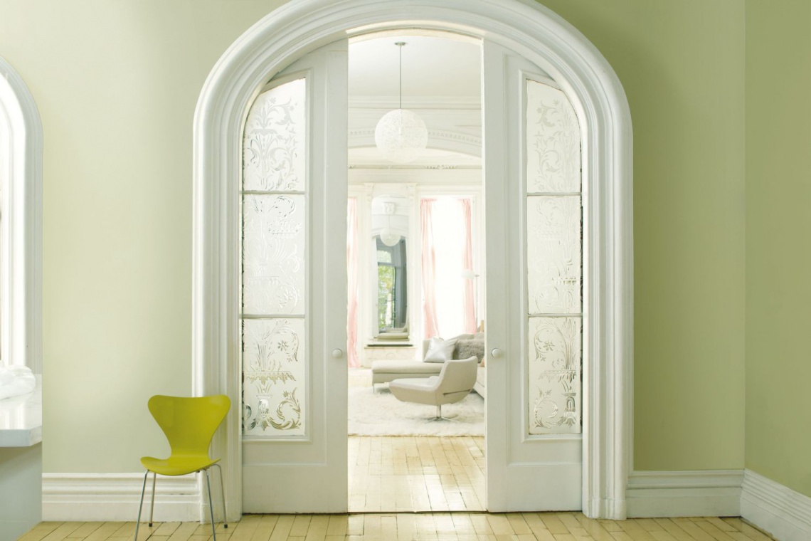 Kolorem roku 2015 marki Benjamin Moore jest srebrzysty odcień zieleni – Guilford Green HC-116 Trendy kolorystyczne na 2015 r. zdradza nam Kinga Romanowska, Benjamin Moore