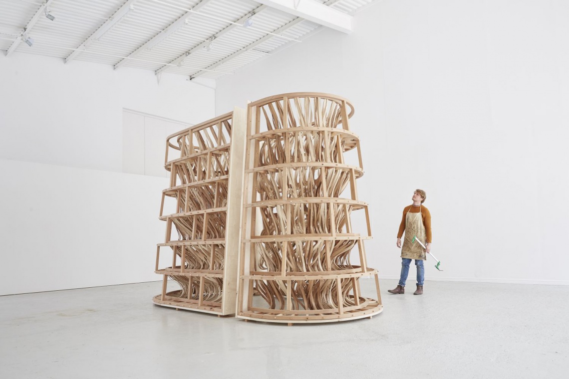 John Cardwell, The Invisible Store of Happiness Spektakularna rzeźba z giętego drewna