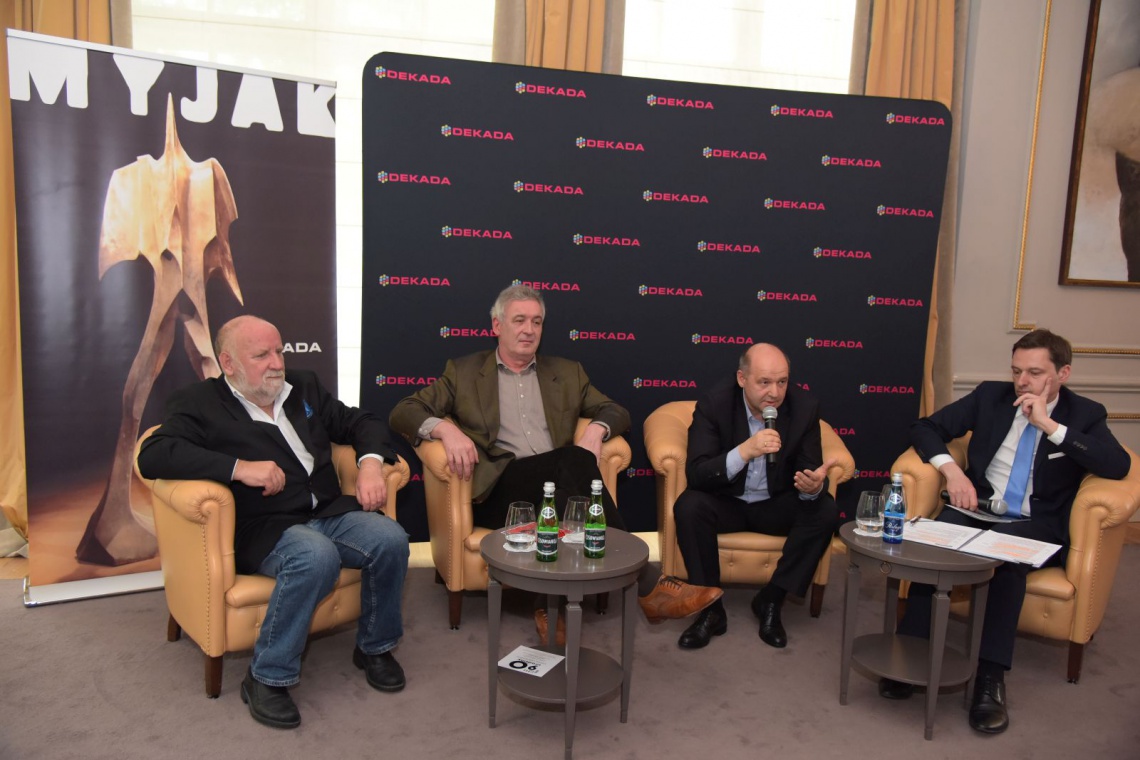 Konferencja Dekada, od lewej: prof. Adam Myjak, Waldemar Dąbrowski, Aleksander Walczak, prowadzący rozmowę Krzysztof Ziemiec Profesor Adam Myjak dla sieci galerii Dekada