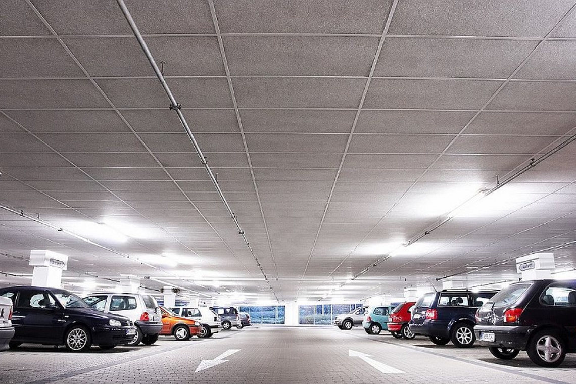 Sufity podwieszane Rockfon, parking Wilgoć, zimno i hałas - główne problemy projektowania parkingów podziemnych