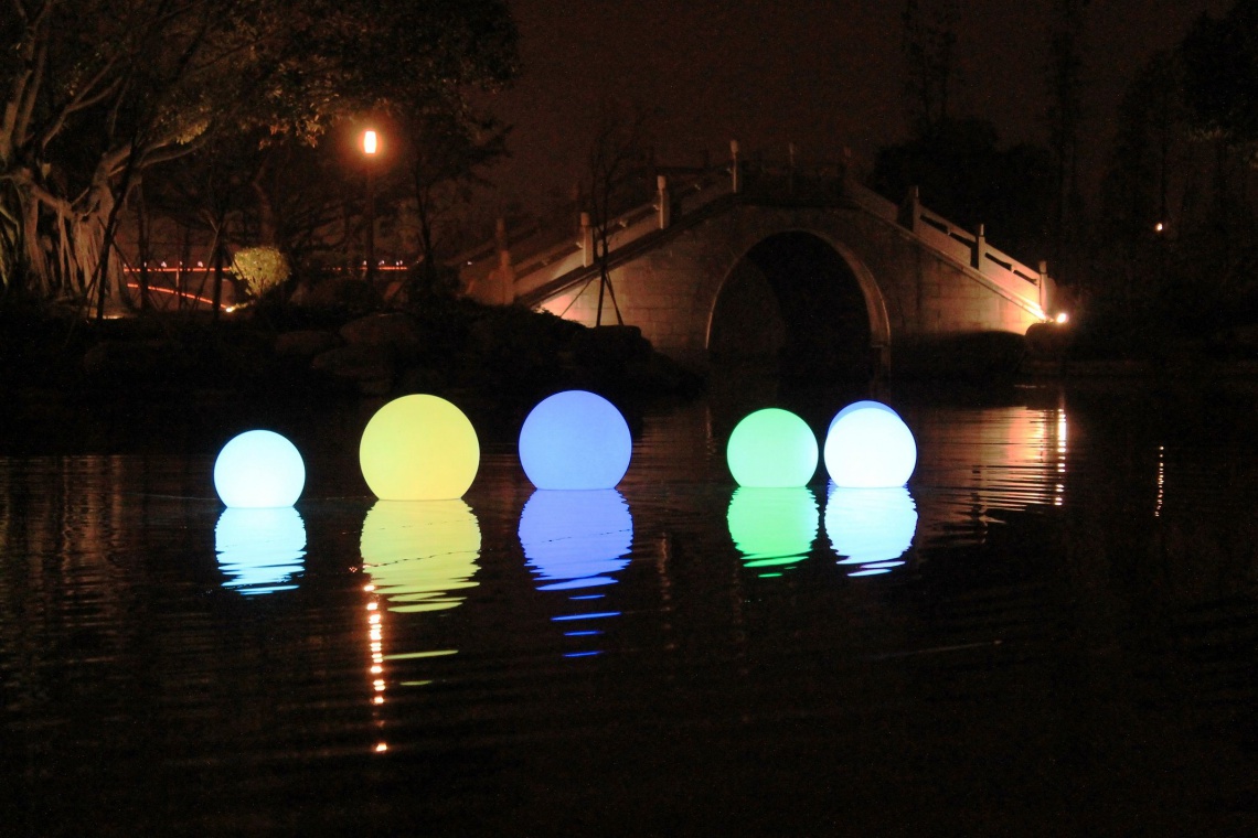 Lampy LED Atrakcyjna przestrzeń publiczna z kolorowymi lampami LED