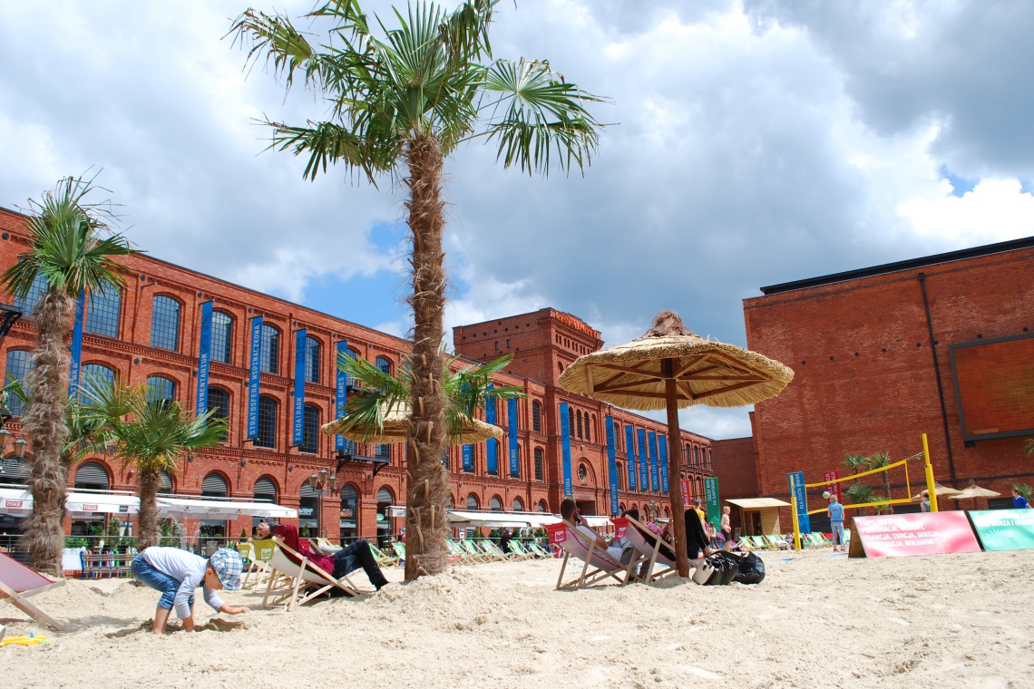 Łódzka Manufaktura zbudowała plażę
