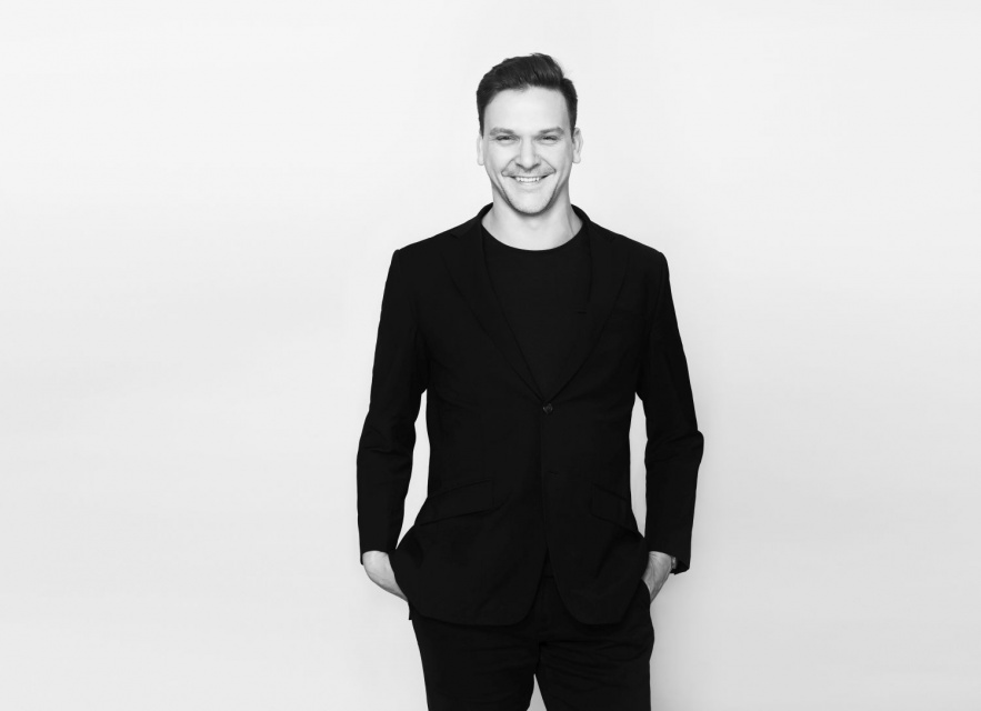 Maciej Jakub Zawadzki - absolwent Wydziału Architektury Politechniki Warszawskiej, studiował również w Belgii w Brukseli na Sint-Lucas School of Architecture TOP 15 najlepszych architektów przed czterdziestką
