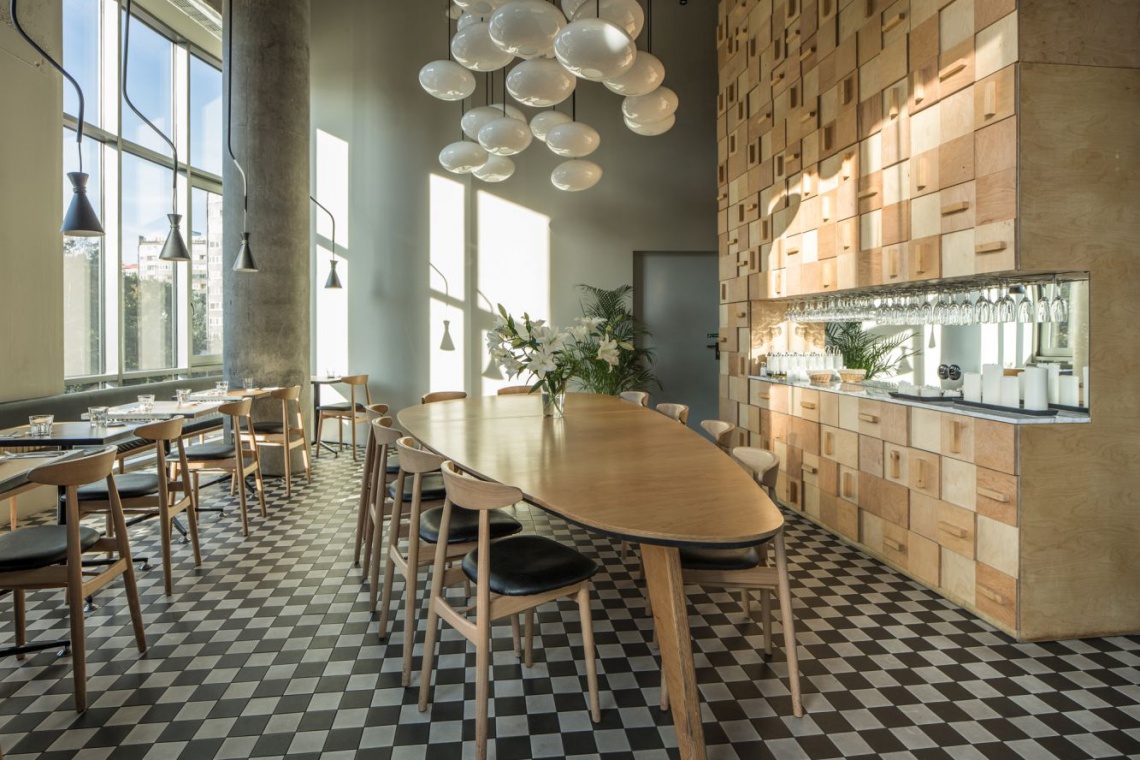 Restauracja di café deli zaprojektowana przez BUCK.STUDIO, fot. www.buck.pl Pełna życia kawiarnia z własną piekarnią. To projekt BUCK.STUDIO