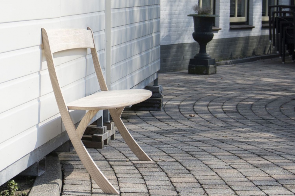 Ławka Leaning bench, projekt: Izabela Bołoz, fot. Conor Trawinski Oryginalna, wyważona ławka zaprojektowana przez Izabelę Bołoz