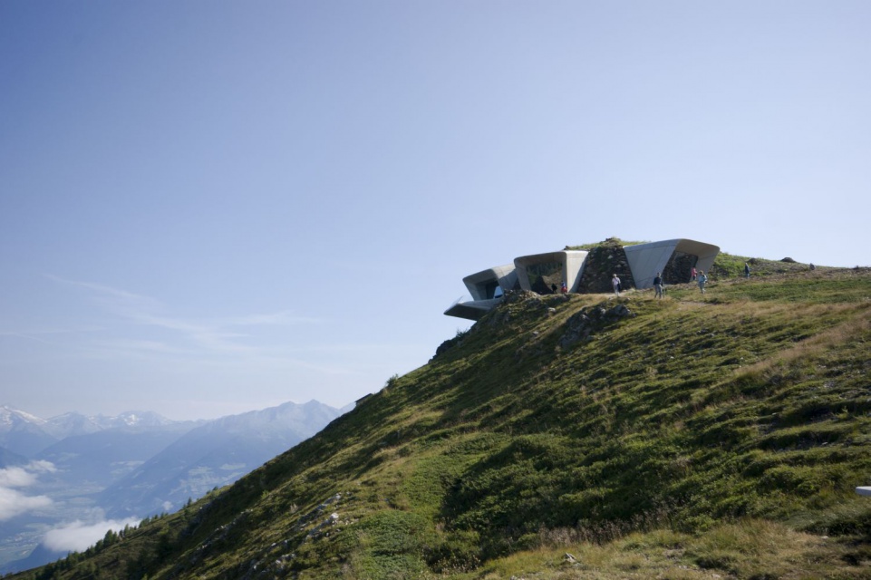 Muzeum wśród alpejskich szczytów - Messner Mountain Museum Corones w Alpach, projekt Zahy Hadid, Photo © Inexhibit 10 najlepszych budynków Zahy Hadid
