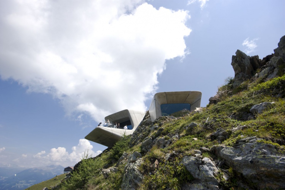 Muzeum wśród alpejskich szczytów - Messner Mountain Museum Corones w Alpach, projekt Zahy Hadid, Photo © Inexhibit 10 najlepszych budynków Zahy Hadid