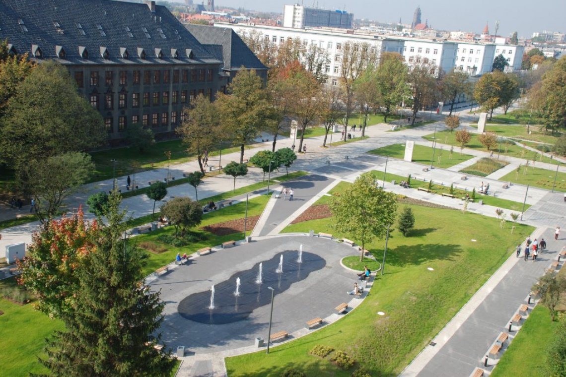 Przebudowa ulicy Akademickiej w Gliwicach, projekt Tomasz Bradecki, fot. slaskie.pl Tętniąca życiem przestrzeń miejska w centrum kampusu Politechniki Śląskiej