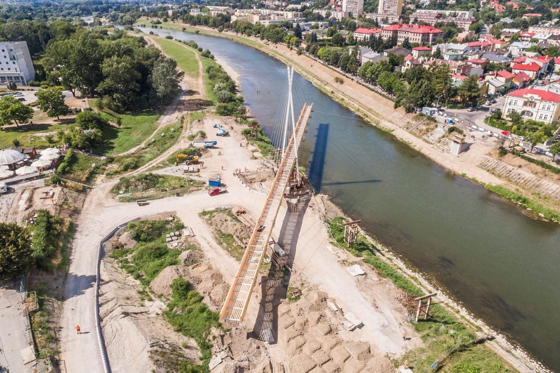 Kładka rowerowa, Przemyśl, rzeka San, fot. Skanska Niesamowita operacja obrotu kładki o 90 stopni na rzece San