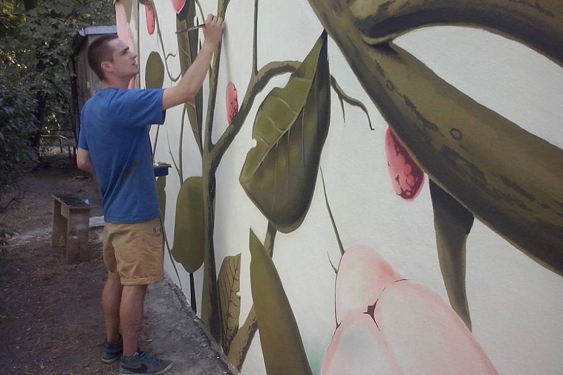 Mural na podwórku przy inwestycji Dominikański we Wrocławiu, autor Paweł Głośny, fot. Facebook/SkanskaPolska Kwiatowy mural ozdobi podwórko przy inwestycji Dominikański