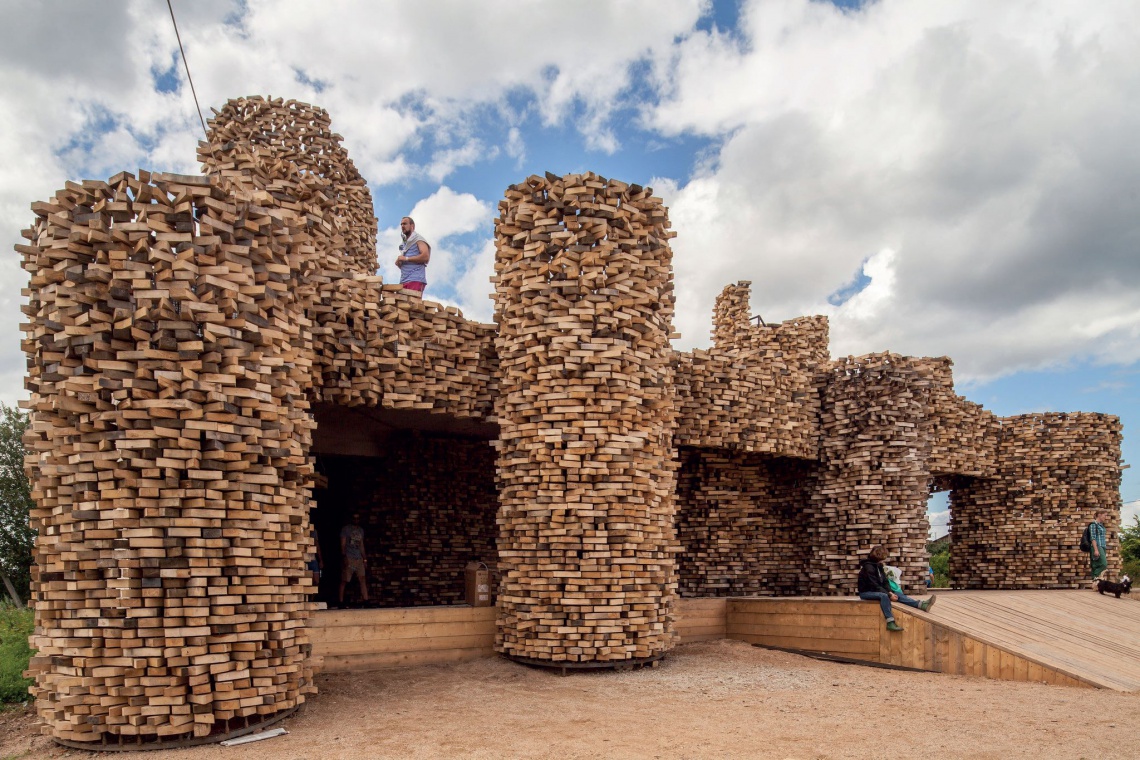 fot. Nikolay Polissky Rosyjski artysta tworzy oryginalne instalacje z drewna