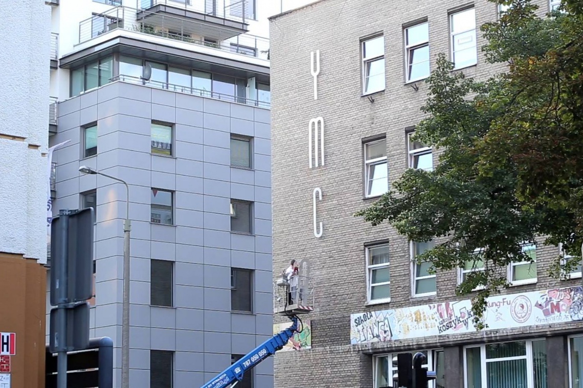 fot. YMCA Dobry szyld to przyszła wizytówka firmy i ozdoba budynku