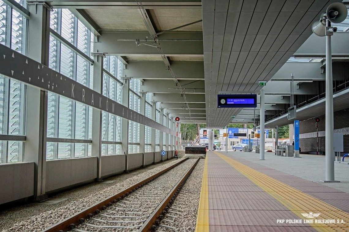 fot. PKP Polskie Linie Kolejowe S.A. Nowymi torami do nowego terminalu, czyli odlotowe połączenie kolejowe